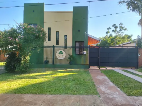 Fachada de Yvyra Alojamiento con jardín en Puerto Iguazú, Misiones