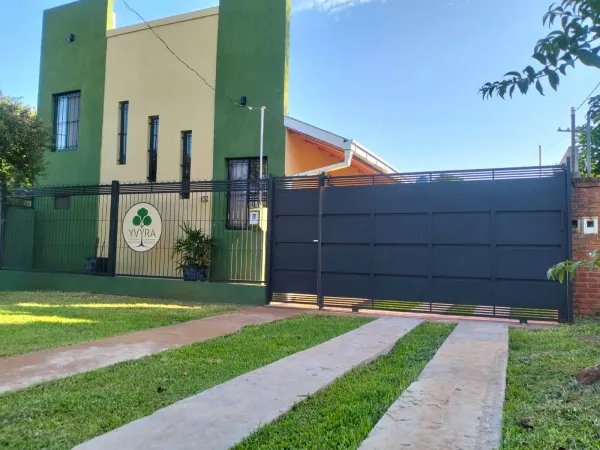 Estacionamiento privado con portón de acceso vehicular en Yvyra Alojamiento, Puerto Iguazú