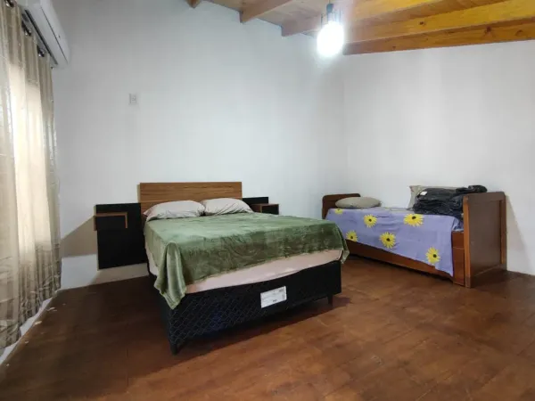 Entrepiso con cama matrimonial y cama individual con aire acondicionado en Yvyra